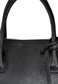 Zwarte, gestructureerde leren handtas met twee korte handgrepen en een veilige sluiting met een strik. Kenmerkt zich door een gestructureerd, rechthoekig ontwerp.