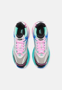 Scarpe sportive colorate con tomaia in rete e sintetico, dotate di lacci rosa, dettagli turchesi e una suola spessa per supporto.