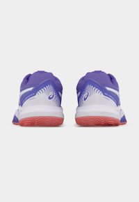 Μωβ αθλητικά παπούτσια με λευκές λεπτομέρειες, ύφασμα από δίχτυ, ενισχυμένη φτέρνα και κόκκινες σόλες από υφή καουτσούκ. Σχεδιασμένα για απόδοση και στήριξη.