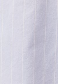 Hellblauer Stoff mit dünnen vertikalen weißen Streifen. Die Textur ist glatt und leicht zerknittert, was auf ein atmungsaktives Material hinweist.