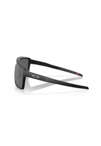 Occhiali da sole neri con un design elegante e angolare. Presentano lenti scure e aste nere texturizzate. Inclusa la logo del marchio sul lato.