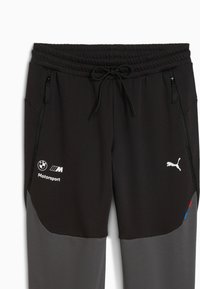Zwarte en grijze trainingsbroeken met een elastische tailleband, verstelbare trekkoord, ritszakken, BMW Motorsport-logo en Puma-embleem.