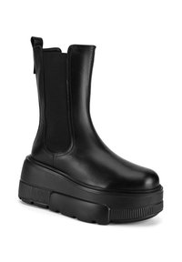 Czarny botek na kostkę z masywną podeszwą platformową, wykonany z gładkiej skóry i elastycznych bocznych paneli, z pętelką z tyłu ułatwiającą zakładanie.