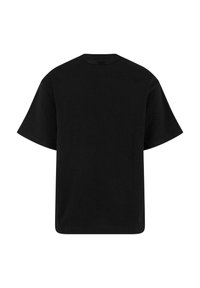 Camiseta negra de corte relajado, con mangas cortas y cuello redondo. Fabricada en suave material de algodón, presenta una textura lisa y uniforme.