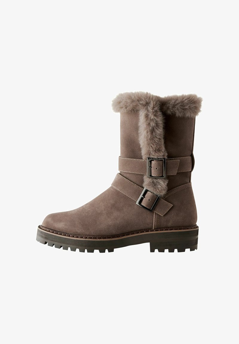 Stivali ankle in suede marrone con un risvolto in pelliccia sintetica, due cinturini con fibbie regolabili e una suola in gomma testurizzata per migliorare la trazione.