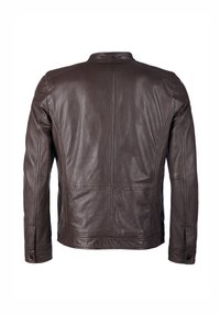 Brązowa skórzana kurtka o lekko teksturowanym wykończeniu, z prostym krojem, wysokim kołnierzem i subtelnymi detalami szwów na plecach.