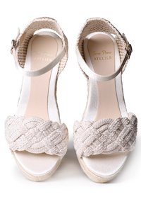 Sandalias de espadrilles trenzadas blancas con un diseño de tira trenzada, hebilla en el tobillo y suela texturizada. Elegantes y ligeras, con una plantilla suave.