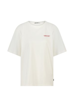 Wit T-shirt met korte mouwen en ronde hals, met kleine rode tekst "Farmers Market" op de linkerborst en een zwart label aan de onderzijde.