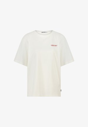 Wit T-shirt met korte mouwen en ronde hals, met kleine rode tekst "Farmers Market" op de linkerborst en een zwart label aan de onderzijde.