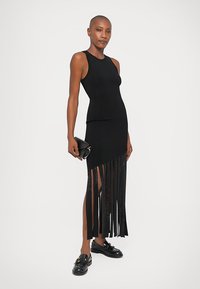 sandro ROBE SANS MANCHES LARGES FRANGES - Koktejlové šaty / šaty na párty - noir