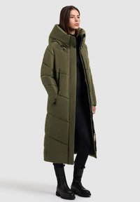 Olivovo zelená prešívaná bunda s vysokým golierom, zapínaním na patentky a zips, bočnými vreckami a dlhým, vypchatým dizajnom s jemným leskom.