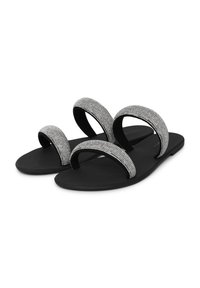 Sandali neri piatti con due cinturini texturizzati decorati con strass argentati, suola liscia e design open-toe.