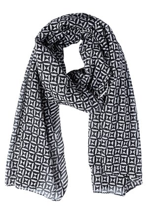 Sort og hvidt tørklæde med geometrisk mønster bestående af trekanter og firkanter, løst foldet på hvid baggrund.