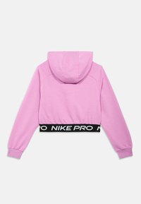 Sudadera corta rosa con capucha ajustable, puños ceñidos y cinturilla negra en contraste que presenta "NIKE PRO" en letras blancas. Textura suave.