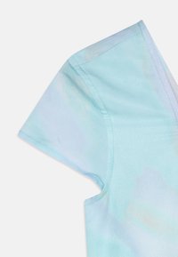 Svijetloplavi majica od tkanine sa suptilnim tie-dye uzorkom, kratkih rukava i V-izrezom, glatke teksture.