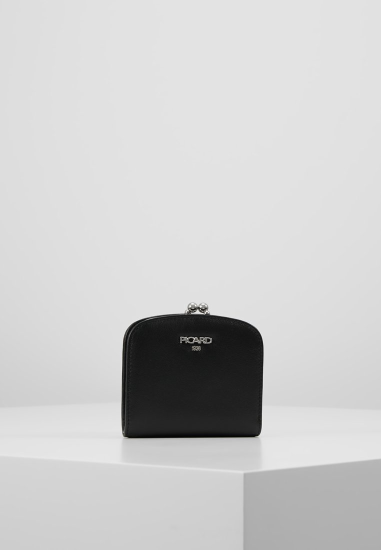 Portefeuille noir en cuir lisse avec un haut arrondi, fermeture à clasp en argent, et logo embossé à l'avant. Design compact et structuré.