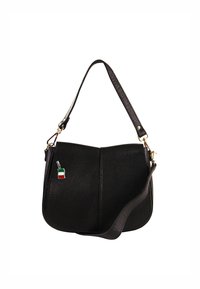 Zwarte leren handtas met een gestructureerde afwerking, voorzien van een enkele verstelbare schouderband en een klein gekleurd vlaggetje als hanger.