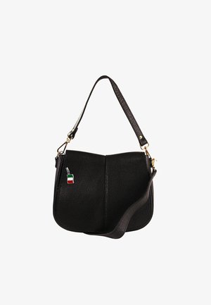 Schwarze Lederhandtasche mit strukturiertem Finish, ausgestattet mit einem einzigen verstellbaren Tragegurt und einem kleinen farbigen Fahnenanhänger.