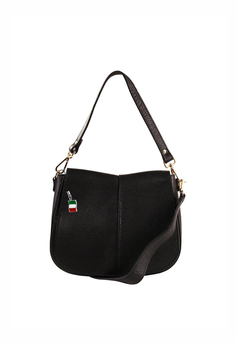 Zwarte leren handtas met een gestructureerde afwerking, voorzien van een enkele verstelbare schouderband en een klein gekleurd vlaggetje als hanger.