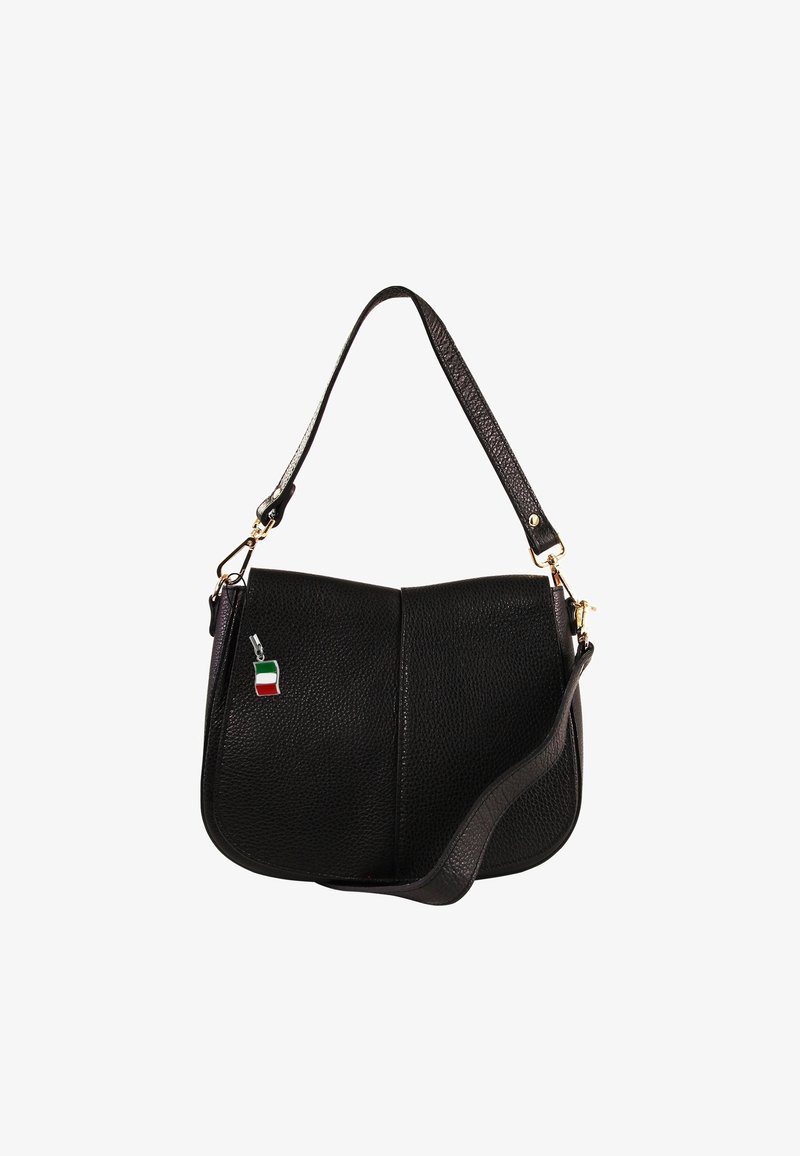 Zwarte leren handtas met een gestructureerde afwerking, voorzien van een enkele verstelbare schouderband en een klein gekleurd vlaggetje als hanger.