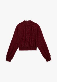 Top corto de encaje burdeos, con mangas largas, un cuello alto y un dobladillo elástico fruncido. El patrón floral en toda su superficie añade textura y detalle.