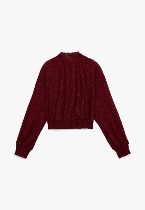 Bordeaux kant crop top, met lange mouwen, een hoge kraag en een geplooide elastische zoom. Bloemmotief door het geheel voegt textuur en detail toe.