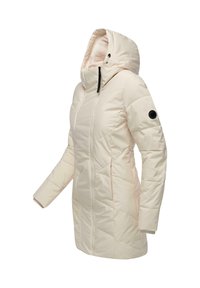 Veste doudoune blanche pour femmes avec capuche, design matelassé, fermeture éclair et poches latérales. Présente un patch logo noir sur la manche gauche.
