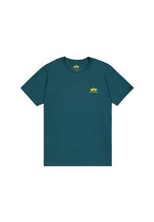 Modra majica s kratkimi rokavi in okroglim izrezom, z majhnim rumenim logotipom Alpha Industries na levi strani prsnega koša in črnim logotipnim oznakom na rokavu.