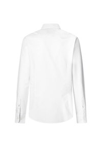 Camisa blanca de manga larga con cuello spread, puños abotonados y una textura suave, mostrada desde atrás. Sin patrones ni acentos de diseño.