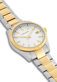 Reloj de pulsera de metal plateado y dorado con una esfera blanca texturizada, que cuenta con un indicador de fecha y marcadores de horas dorados. Pulsera de acero inoxidable con acentos dorados.