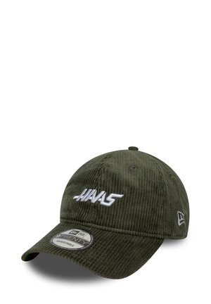Oliwkowa czapka baseballowa z kordurowego materiału z białym haftowanym logo "HAAS". Posiada zakrzywiony daszek i regulowany zapięcie na strap.