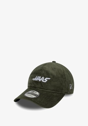 Oliwkowa czapka baseballowa z kordurowego materiału z białym haftowanym logo "HAAS". Posiada zakrzywiony daszek i regulowany zapięcie na strap.