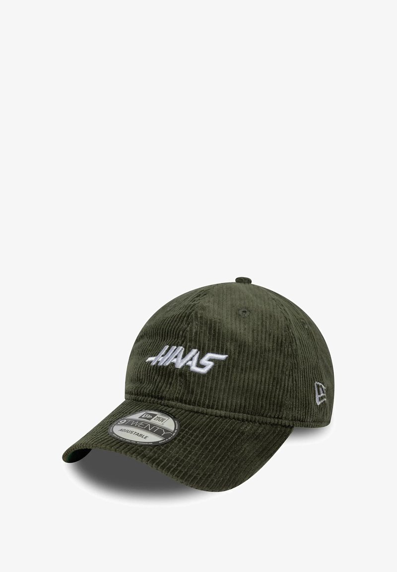 Oliwkowa czapka baseballowa z kordurowego materiału z białym haftowanym logo "HAAS". Posiada zakrzywiony daszek i regulowany zapięcie na strap.