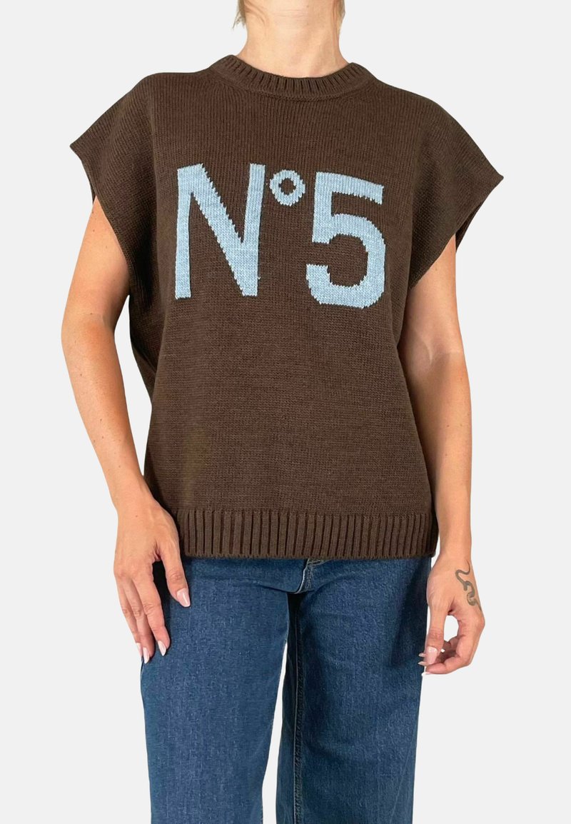 Maglione marrone lavorato a maglia con maniche corte e orlo a costine. Presenta la scritta azzurra "N°5" ben visibile sulla parte anteriore.