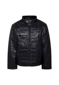 Giacca in pelle nera con colletto alto, zip frontale e dettaglio del logo embossato. Presenta una texture liscia e un design strutturato.