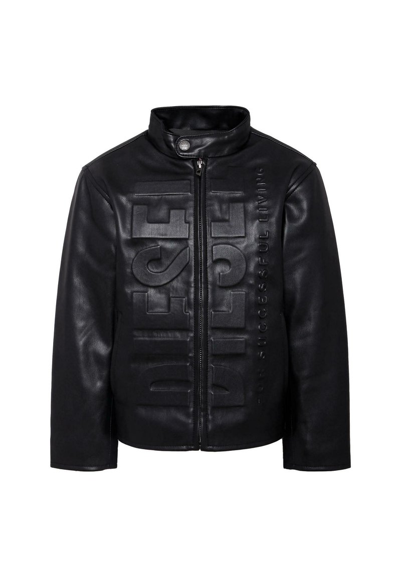 Giacca in pelle nera con colletto alto, zip frontale e dettaglio del logo embossato. Presenta una texture liscia e un design strutturato.