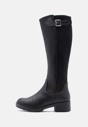Bottes noires montantes jusqu'au genou, avec extérieur en cuir lisse, panneau en maille texturée et détails en métal argenté, talon bas et épais.
