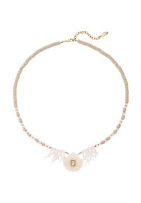 Collier pendentif en coquille blanche avec des accents texturés, comportant de petites perles rondes et du matériel doré, monté sur une chaîne de perles.
