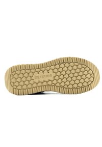 Suela de zapato con un patrón de panal texturizado en goma color beige, con un logotipo en relieve "HEYDUDE" colocado en el centro.