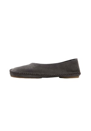 Chaussure plate en daim gris foncé avec des détails cousus le long de la semelle, bout rond et petit talon, vue de profil sur fond blanc.