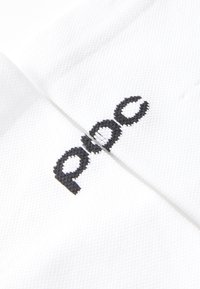 Tissu blanc avec un tissage texturé présentant un logo noir brodé portant l'inscription "pbc", positionné au centre. Le design est minimaliste et épuré.