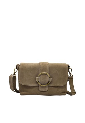 Petit sac bandoulière en daim marron avec fermeture à rabat, boucle ronde décorative en laiton et sangle réglable avec fermoirs métalliques.