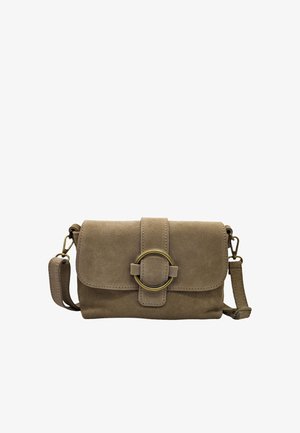 Petit sac bandoulière en daim marron avec fermeture à rabat, boucle ronde décorative en laiton et sangle réglable avec fermoirs métalliques.