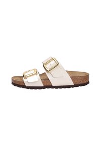 Sandalia de deslizar en cuero beige pálido con dos correas ajustables, hebillas doradas y una plantilla de corcho marrón. Suela de goma texturizada para mayor agarre.