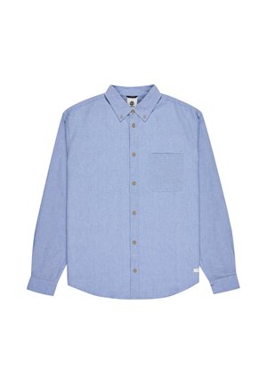 Chemise bleu clair à manches longues en tissu texturé, dotée d'un col pointu, de longues manches et d'une poche poitrine avec des boutons marron.
