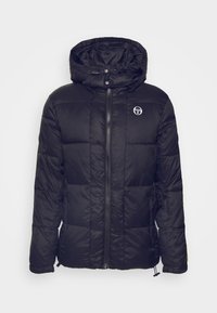 Sort pufferjakke med hætte, med et quiltet design, frontlynlås og et lille logo på brystet. Justerbare snore i kanten.