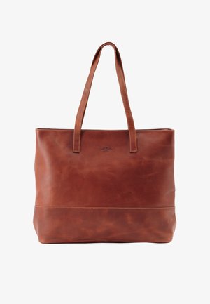 Braune Leder-Tote mit längeren Trägern, minimalistischen Design, glatter Textur und einem dezenten geprägten Logo auf der Vorderseite.