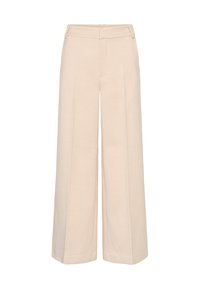 Pantalon large beige avec une coupe ajustée, des plis avant et une taille plate pour un ajustement structuré. Texture de tissu douce et légère.