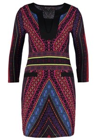 Robe mi-longue à manches longues avec des motifs géométriques vibrants en rose, violet, bleu et noir, dotée d'un col en V et de rabats de poche noirs décoratifs.