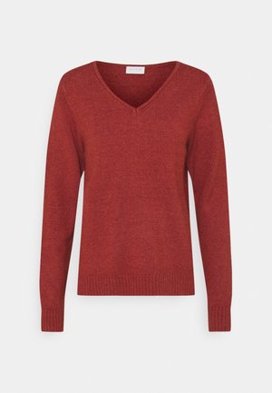 Pull rouge rouille à manches longues avec col en V et poignets et bas-côtes, présenté sur un fond blanc uni.